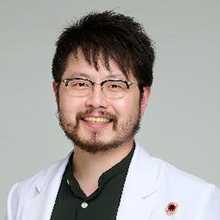 一張含有 人員, 服裝, 牆, 領子 的圖片

自動產生的描述