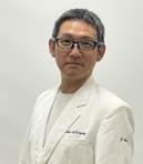 メガネをかけた男性

自動的に生成された説明